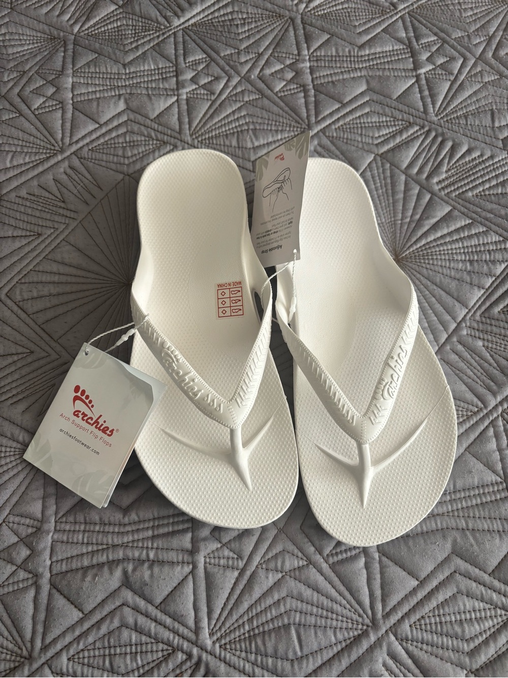 Archies Women’s White Flip Flop Sandals 9 NWT